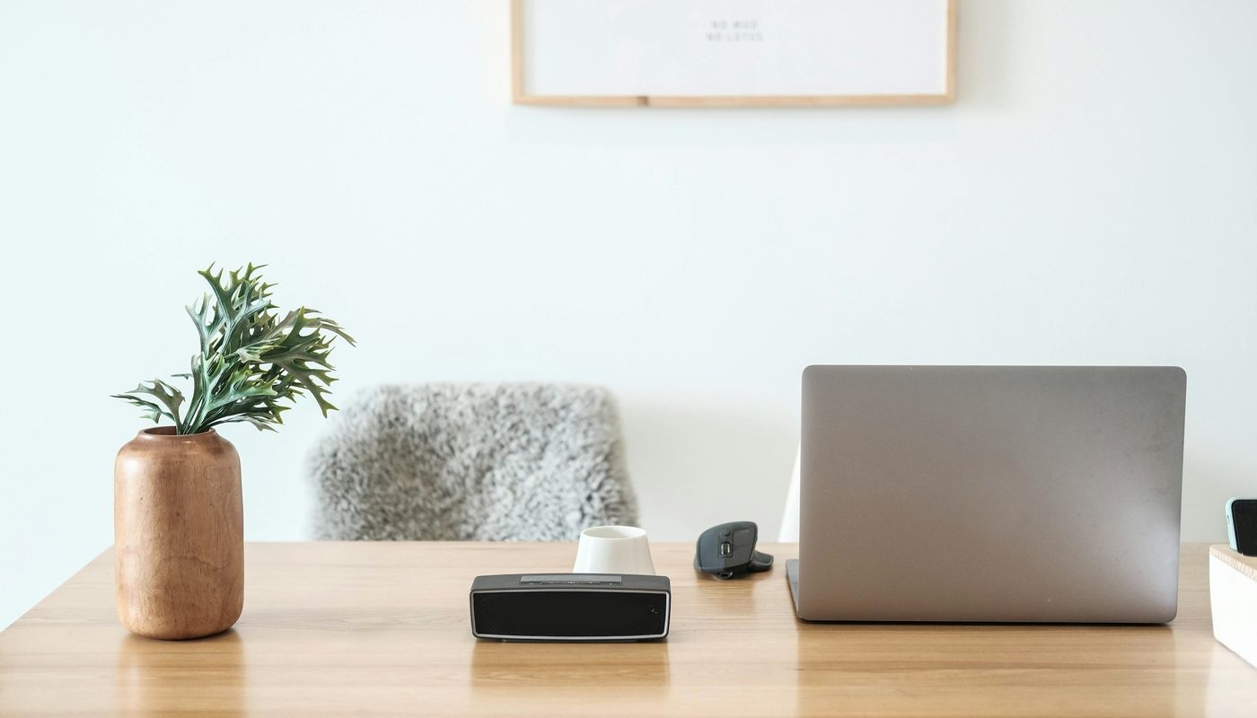 Bureau clair prêt à accueillir un nouveau collaborateur