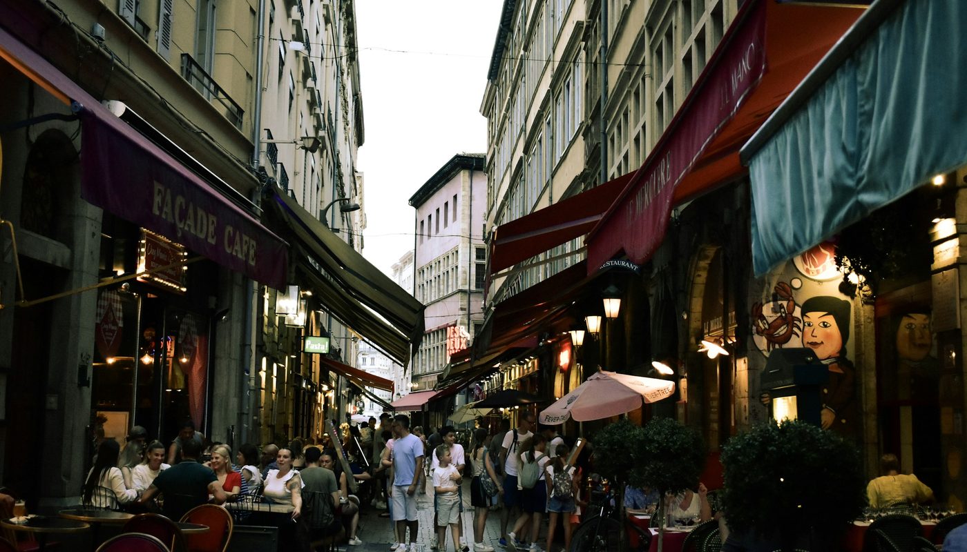 Rue commerçante piétonne avec terrasses et boutiques