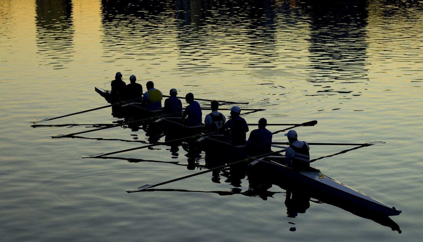 Équipage d'aviron ramant ensemble