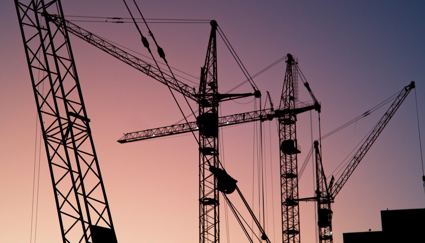 Grues de chantier au crépuscule