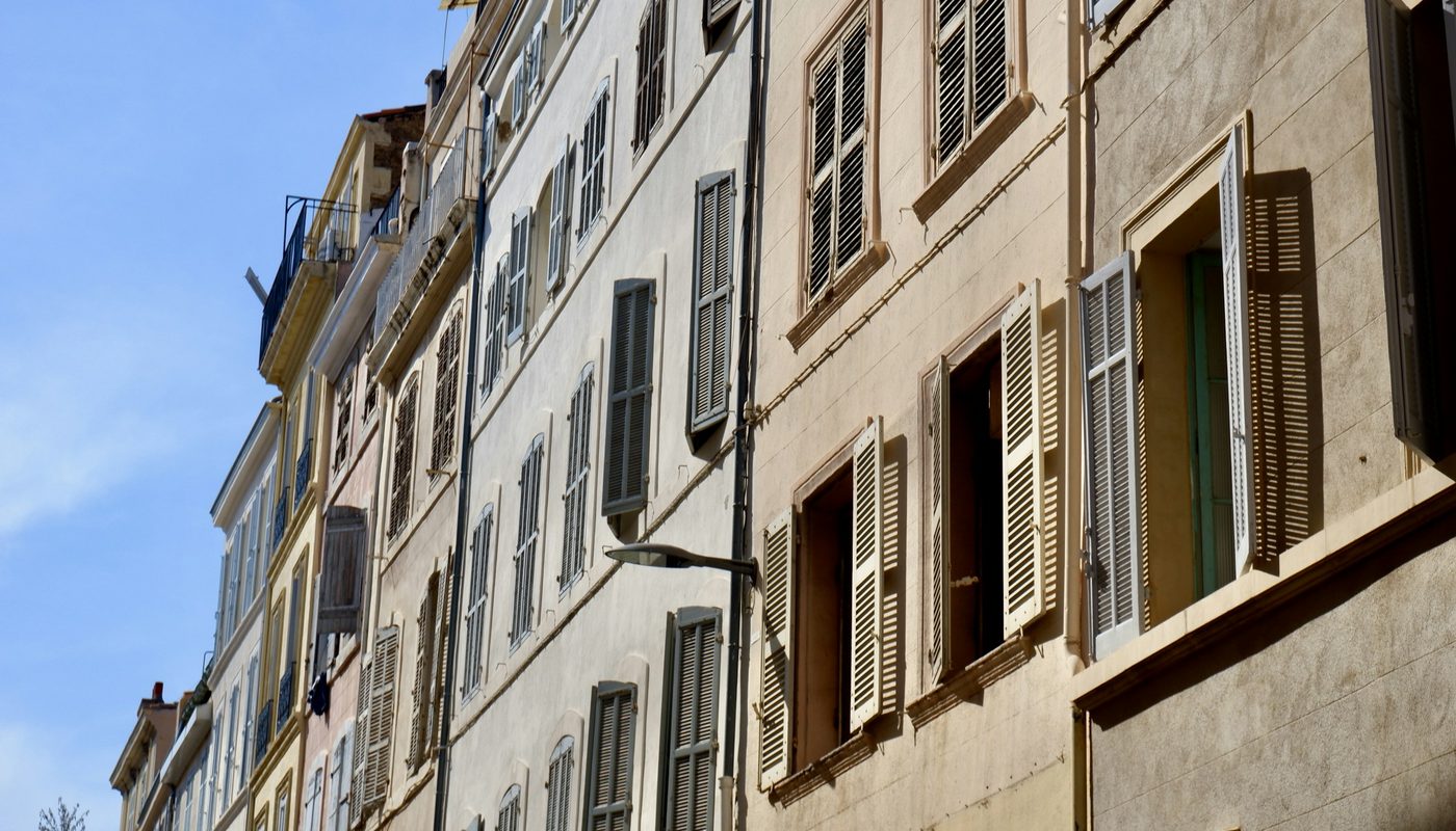 Façades d'immeubles anciens à volets, à Marseille
