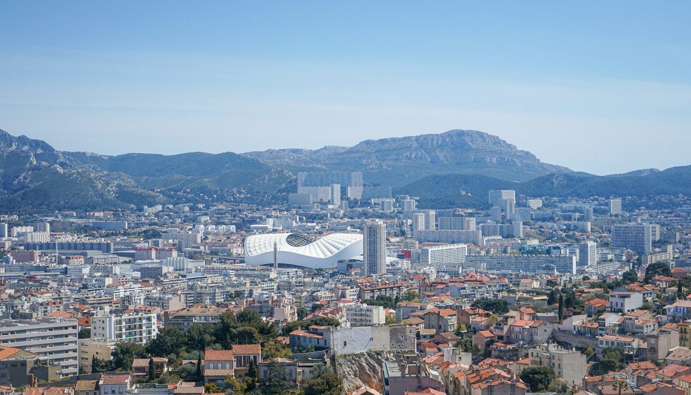 Vue de Marseille depuis les hauteurs, avec le massif de l'Étoile