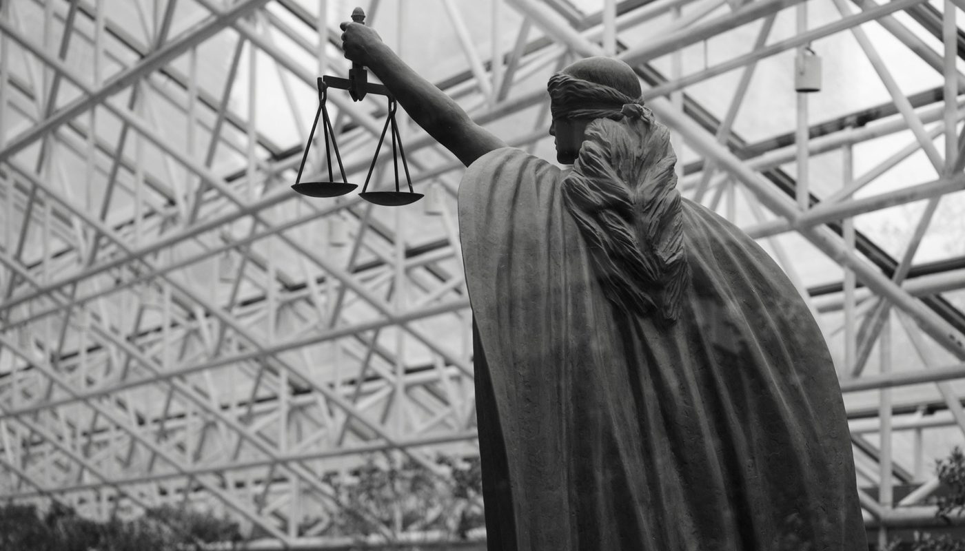 Statue de la Justice tenant la balance