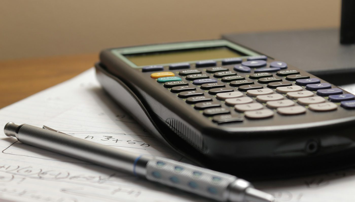 Calculatrice et stylo sur des documents