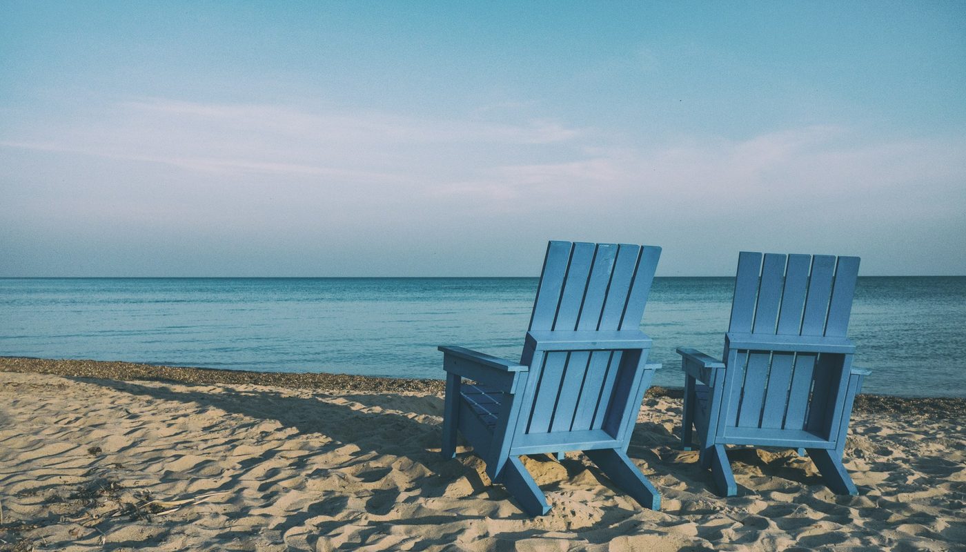 Chaises vides sur une plage déserte