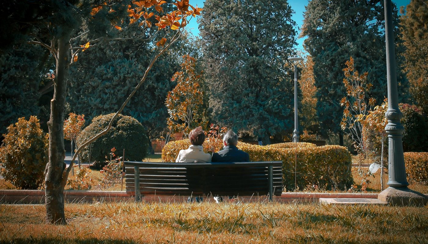 Couple de dos sur un banc, dans un parc