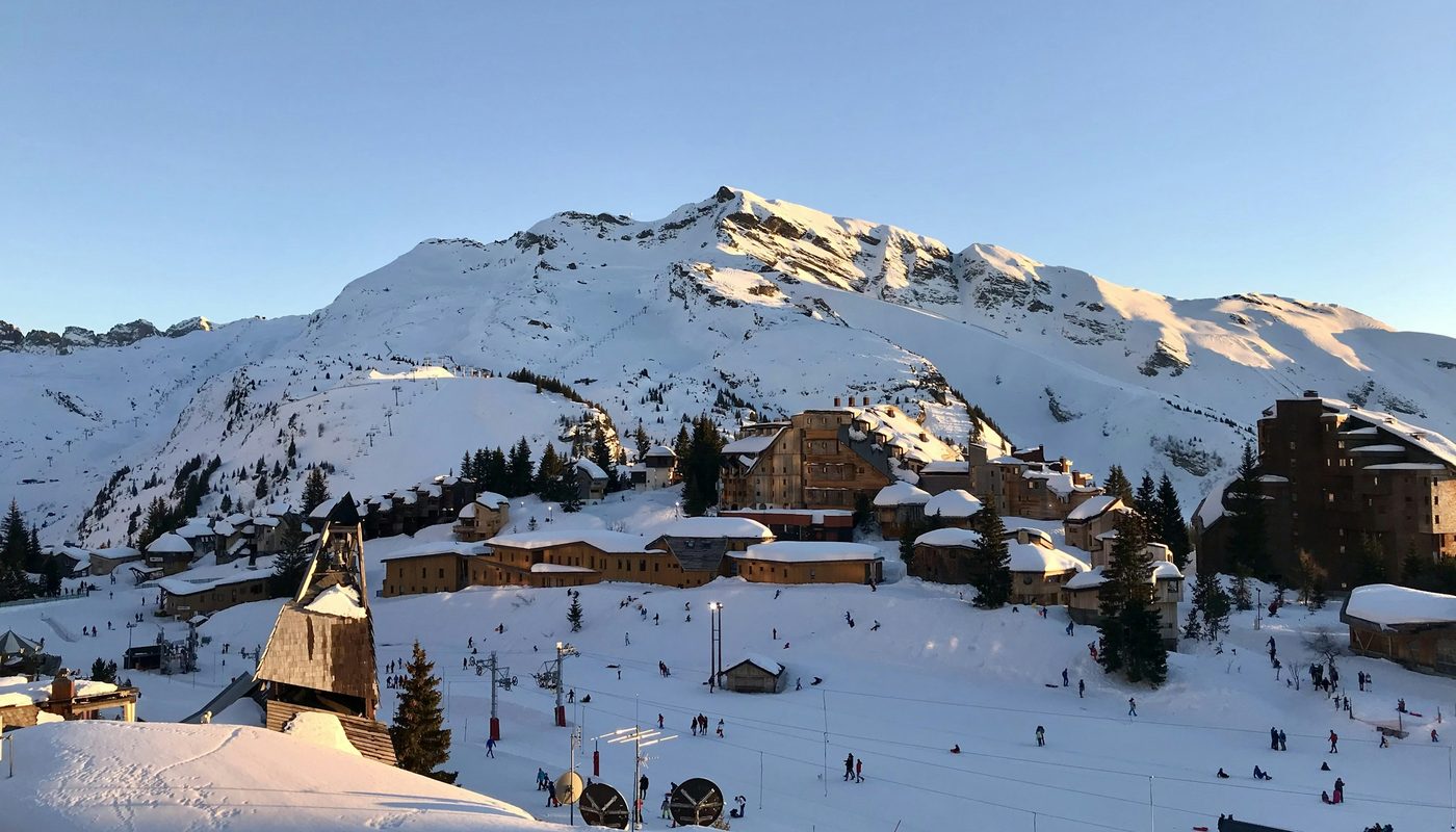 Résidences de tourisme d'une station de montagne enneigée